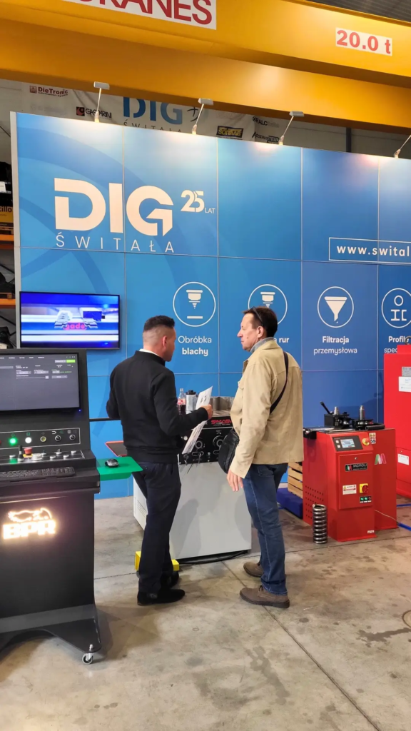 Fotorelacja Dni Otwarte DIG Świtała 2026, pokazy maszyn do obróbki metali, automatyzacja produkcji, robotyzacja gięcia blach, technologie obróbki metali.