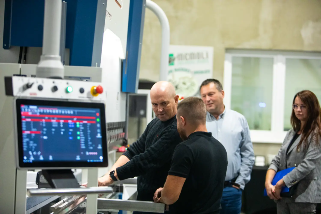 Fotorelacja Dni Otwarte DIG Świtała 2026, pokazy maszyn do obróbki metali, automatyzacja produkcji, robotyzacja gięcia blach, technologie obróbki metali.