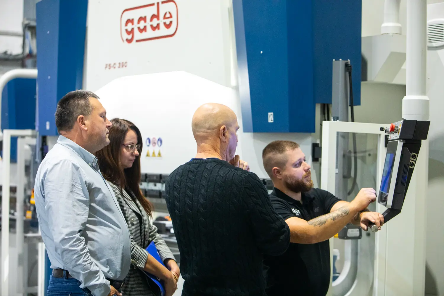 Fotorelacja Dni Otwarte DIG Świtała 2026, pokazy maszyn do obróbki metali, automatyzacja produkcji, robotyzacja gięcia blach, technologie obróbki metali.