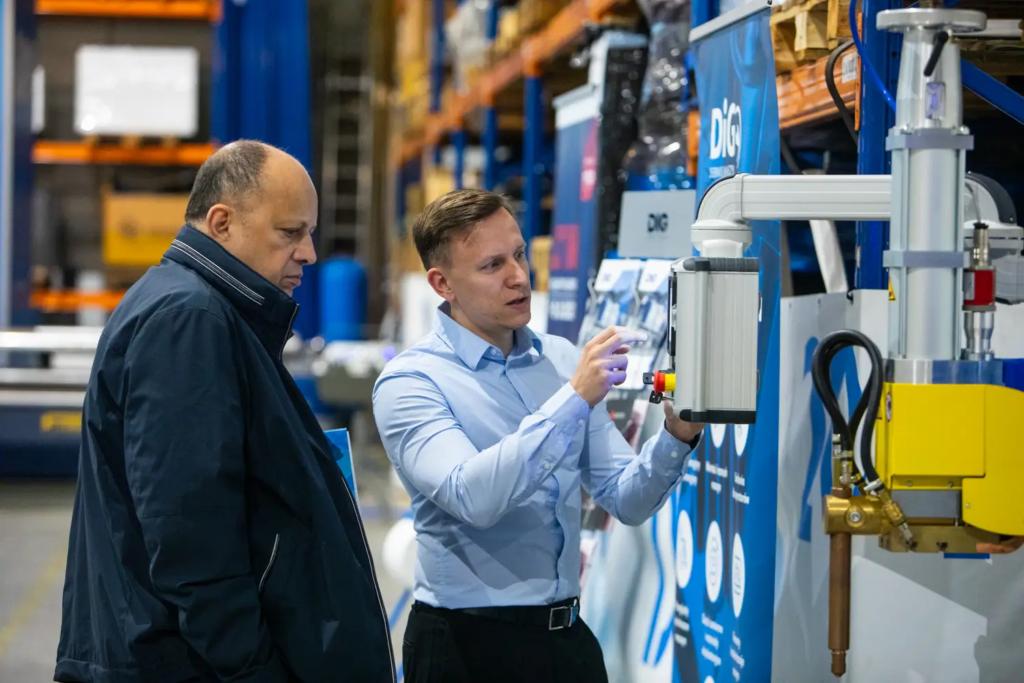 Fotorelacja Dni Otwarte DIG Świtała 2026, pokazy maszyn do obróbki metali, automatyzacja produkcji, robotyzacja gięcia blach, technologie obróbki metali.