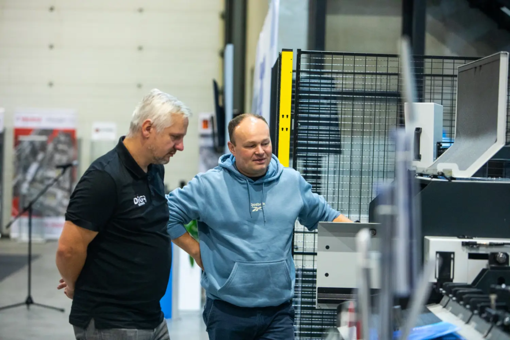 Fotorelacja Dni Otwarte DIG Świtała 2026, pokazy maszyn do obróbki metali, automatyzacja produkcji, robotyzacja gięcia blach, technologie obróbki metali.