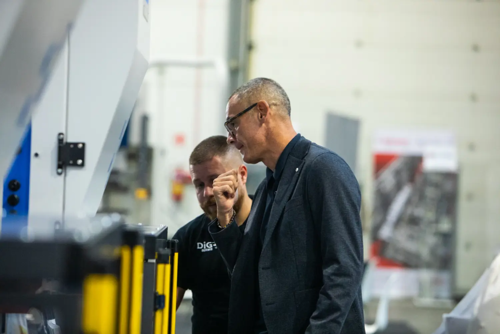 Fotorelacja Dni Otwarte DIG Świtała 2026, pokazy maszyn do obróbki metali, automatyzacja produkcji, robotyzacja gięcia blach, technologie obróbki metali.
