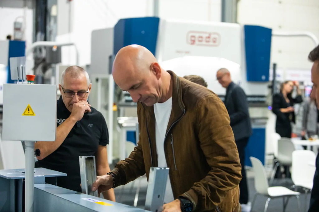 Fotorelacja Dni Otwarte DIG Świtała 2026, pokazy maszyn do obróbki metali, automatyzacja produkcji, robotyzacja gięcia blach, technologie obróbki metali.