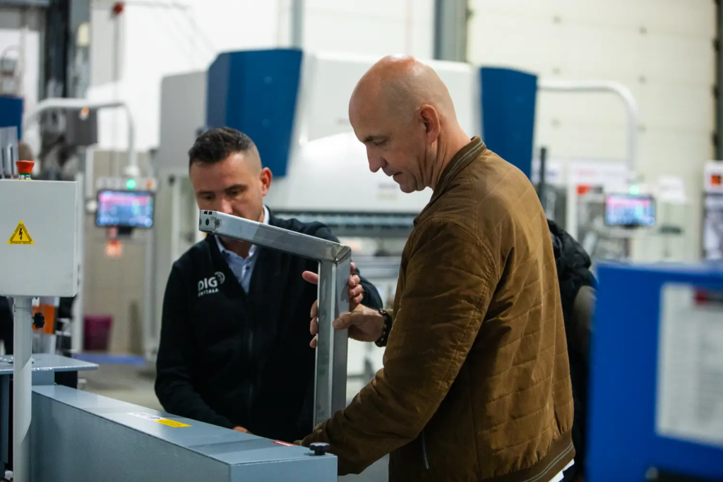 Fotorelacja Dni Otwarte DIG Świtała 2026, pokazy maszyn do obróbki metali, automatyzacja produkcji, robotyzacja gięcia blach, technologie obróbki metali.